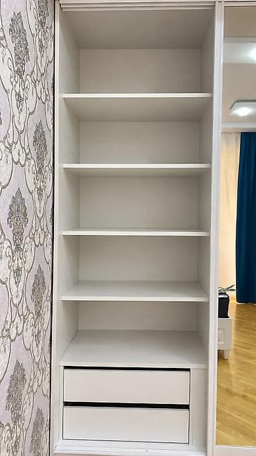 paltar dolab: Ağ rəngdə sürgülü qapılı dolab - Klassik üslubda, dekorativ ayaqlı — 3