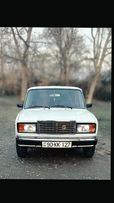 bmv f 10: VAZ 2107, ağ rəng, sedans Xüsusiyyətlər: - Klassik VAZ 2107 dizaynı — 2