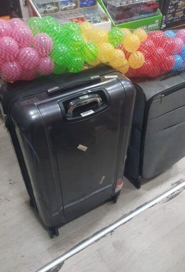 Toy paltarları və aksesuarları: Çəmədan 2 eded Amerkadan alinib . Böyuk 90 azn . Balaca 60 azn — 2