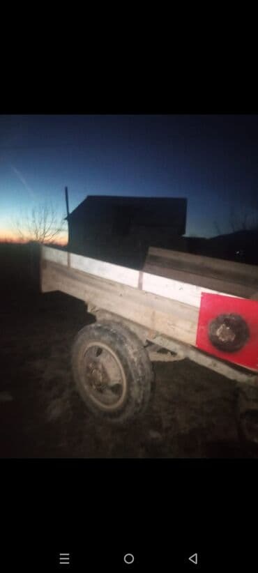 mtz 82 turbo: Mavi rəngli MTZ tipli traktor, kabinalı. Ön hissədə baca/egzoz və — 9