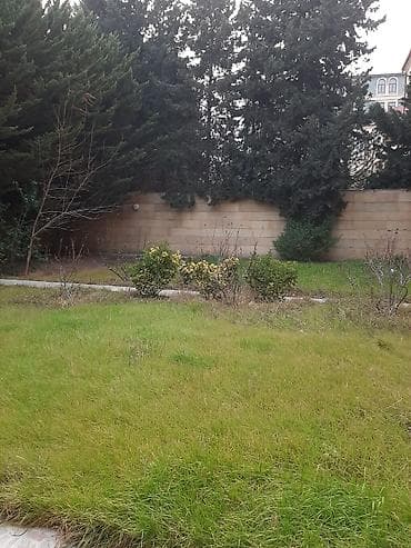 vila evler: T. Əliyev küçəsində. Mülkiyyətdə 650m² olan. 7 sotda 4mərtəbəli 8 — 4