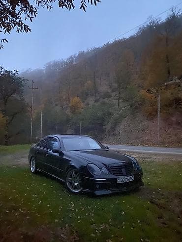 mercedes c190: Mercedes-Benz E‑Class (W211) sedan – qara rəng, AMG üslublu eksteryer — 2