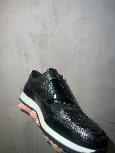 idman şort: Qara rəngli kişi klasik ayaqqabı yenidir və 43 razmer, metrolara — 3
