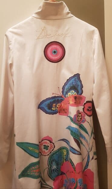 qadınlar üçün təbii dublyonkalar: Все товары можно сказать не одеванные белый плащ Max.co .Красное — 2