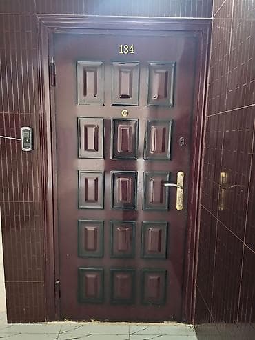 Seyf qapi 205x90 olcude. 150 azn. Unvan Gence pr NigazGiriş qapısı – — 1