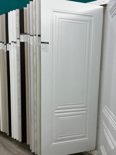 Ağ rəngdə, panelli dizaynlı qapı. Qapının yuxarı və aşağı hissələrində