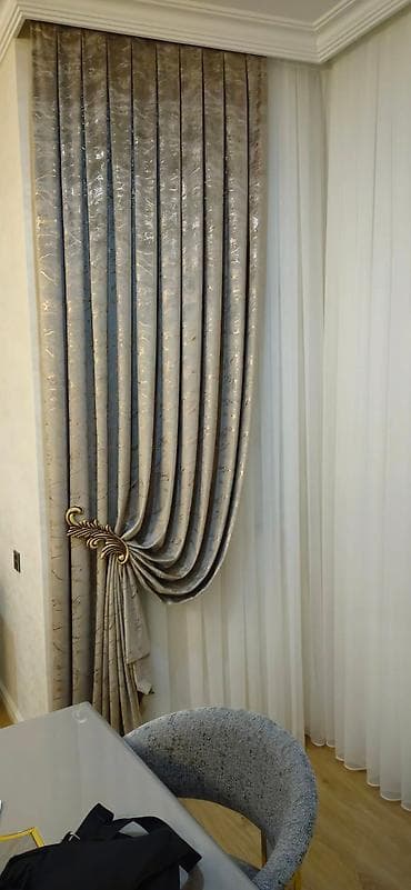 Pərdələr otağa zəriflik və rahatlıq gətirir. Klassik üslubda dizayn