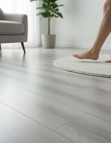 otaq qapları: Ağac naxışlı, açıq boz rəngli laminat döşəmə panelləri. Panellər — 1