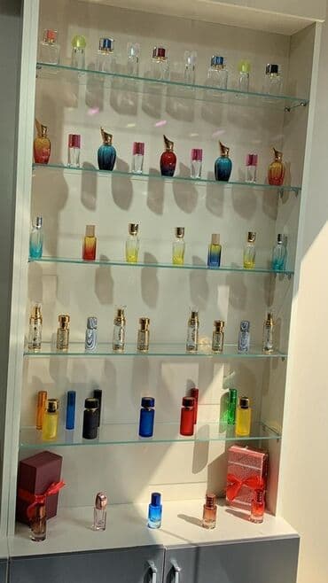 Sifarişlə aptek vitrinləri: Bu şəffaf şüşə flakonlar müxtəlif ətirləri saxlamaq üçün nəzərdə — 6
