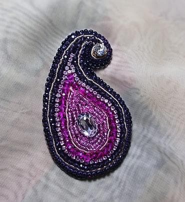 Аксессуары: Bəzəkli “buta” broş - Forma: klassik buta naxışı - Rəng palitrası — 1