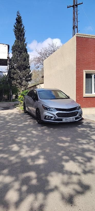 Chevrolet Cruze sedan – gümüş rəng. Dinamik və yığcam kuzov, idman