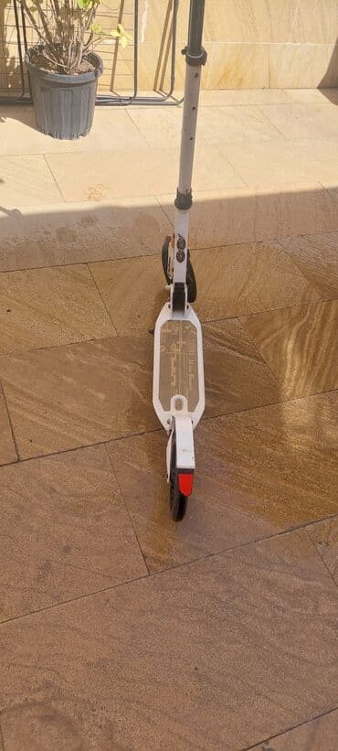 Маски, очки: Ağ rəngli, qara təkərləri və detalları olan sürət skuter. Bu skuter — 2