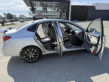 tesla model 3: Hyundai Elantra sedan – gümüşü rəng, Azərbaycan nömrə nişanı — 8