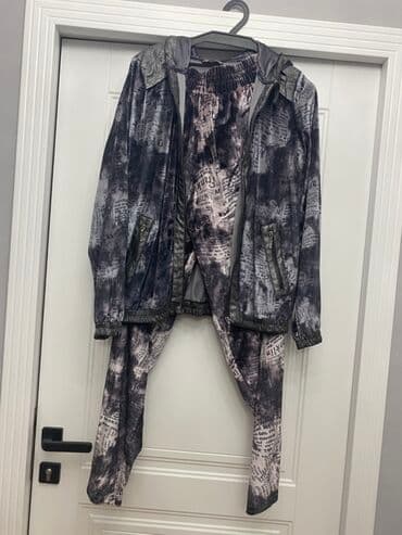 çiçəkli ətəklər: - Qadın idman dəsti: kapüşonlu yüngül jaket və uyğun şalvardan ibarət — 1