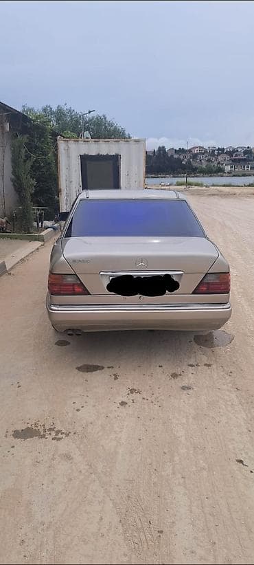 mercedes axor: Mercedes-Benz E 220: 2.2 l | 1995 il Sedan — 2