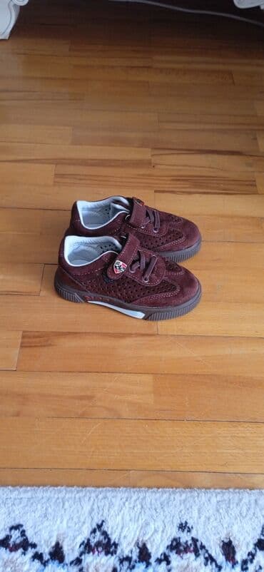 детские туфли с перфорацией: Tünd qəhvəyi rəngdə uşaq krossovkaları. Bu krossovkalar bağcıqlar və — 2