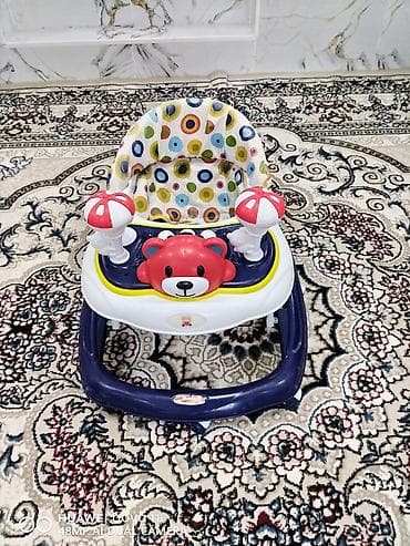 Uşaq gəzdirici (yürütəç) - Rənglər: tünd göy çərçivə, ağ korpus