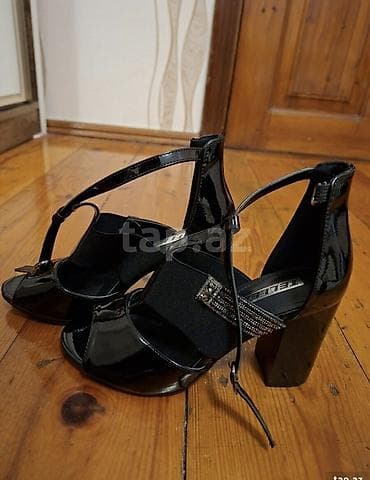 женские босоножки черные на тракторной подошве: Qadın ayaqqabısı – qara laklı, qalın dabanlı, açıq burunlu sandal — 2