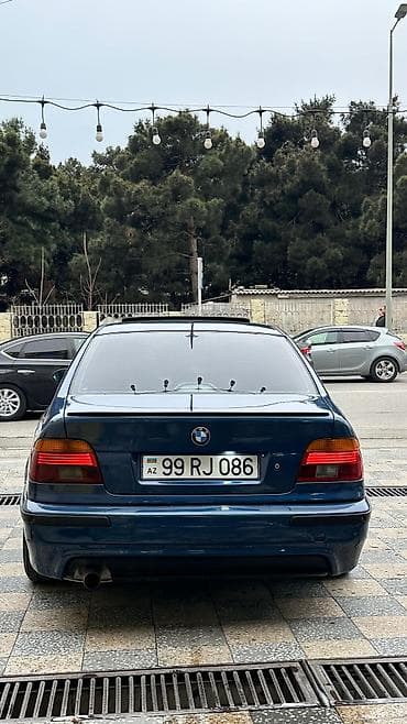 simyorka bmw: BMW 5 Series E39 sedan, mavi rəng. - Kuzov: 4 qapı, aerodinamik M-stil — 2