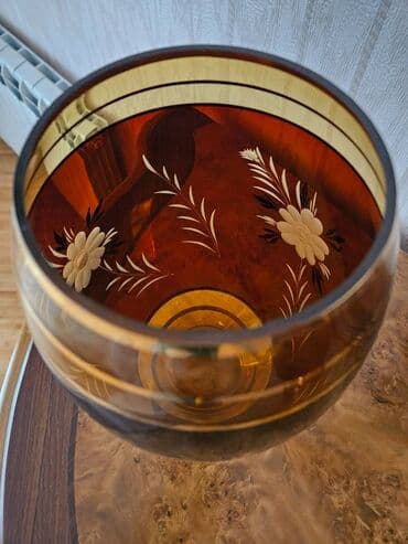 boynu gulu: Bir vaza, Xrustal — 1