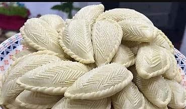 10 reqemli tort sekilleri: Dəyirmi formalı şəkərbura, üzərində incə naxışlar və yüngül parıltı — 9