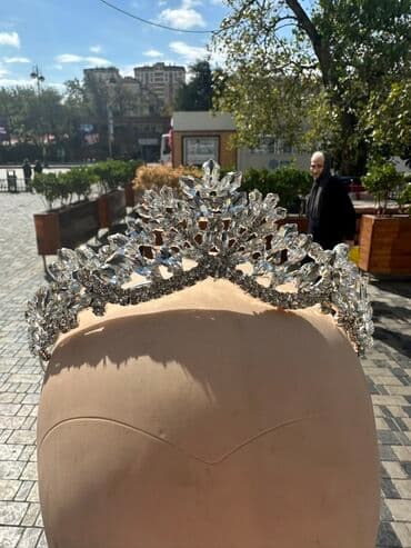 Büllur daşlarla bəzədilmiş zərif tac/tiara. - Rəng: gümüşü əsas