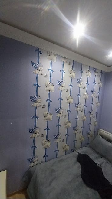 divar resimleri: Uşaq otağı üçün divar kağızı – mavi tonlarda, ayı balası və lent — 1