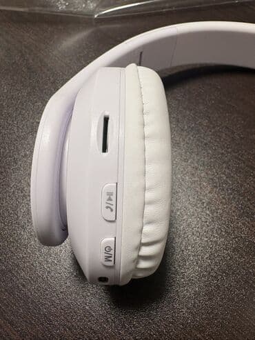 Динамики и колонки: Ağ rəngli naqilsiz/naqilli qulaqlıq Xüsusiyyətlər: - Bluetooth — 5