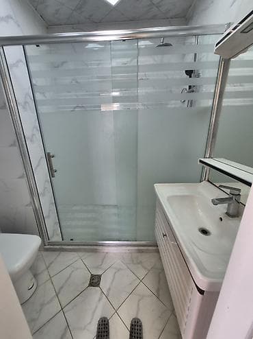 emircanda kiraye evler: Xalqlar dostluğu metro stansiyası çıxışına 100 metr məsafə. Yaxınlıqda — 9