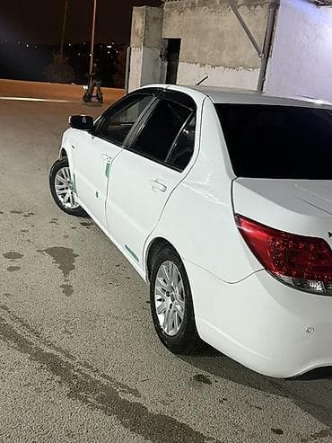 teker 215 65 16: Khazar D-Class sedan – ağ rəng, 4 qapılı, tam ölçülü şəhər/ailə — 3