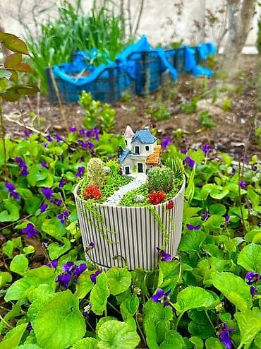 gul qablarinin satisi: Mini bağ kompozisiyası – saksıda “nağıl evi” dekoru ilə — 2