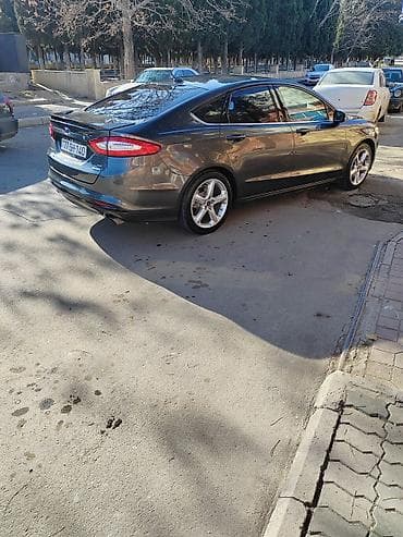 tesla model 3: Ford Fusion: 1.5 l | 2016 il 192000 km Sedan — 4
