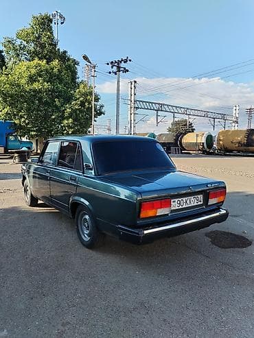 tra: VAZ 2107 sedan - Kuzov: 4 qapılı sedan, tünd yaşıl rəng - Mühərrik — 4