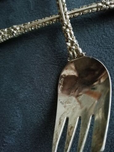 çəngəl qaşıq dəstləri: Altı ədəd gümüş çəngəl dəsti. Hər bir çəngəlin üzərində zərif bəzək — 2