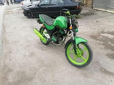 mopet elektrik: Yaşıl-qara rəng sxemində tüninq edilmiş yol motosikleti — 7