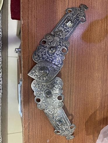Əl işçiliyi bəzəkli metal qapı-sürgüsü (dekorativ menteşe/bağlayıcı — 1