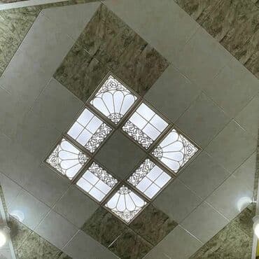 алчипан потолок: Qəhvəyi və bej rənglərdə olan bu tavan dizaynı müxtəlif ölçülü kvadrat — 2