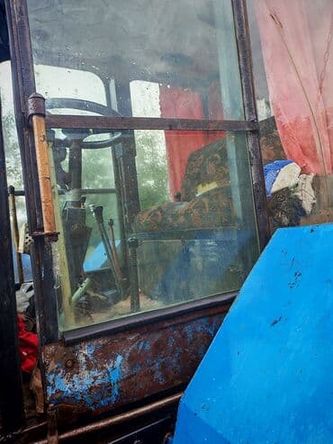 Mavi rəngli kabinli traktor - Güclü dizel mühərrikli, ön şüşəli kabin