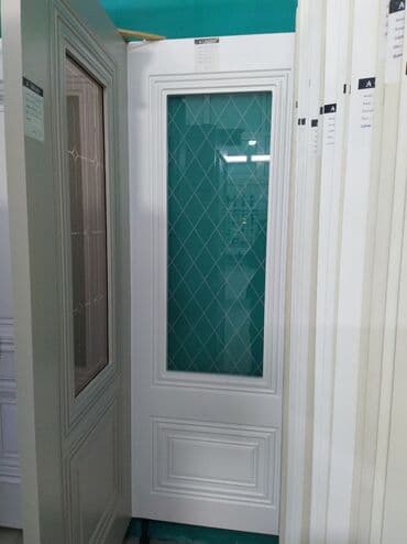 otaq qapi: Ağ rəngdə şüşəli otaq qapısı - Korpus: klassik panelli dizayn — 1