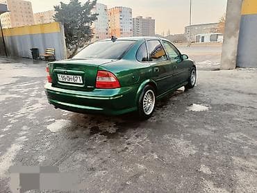 samara maşın: Opel Vectra sedan – yaşıl rəng, 4 qapı, AZ nömrə nişanı. Şəhərdaxili — 3