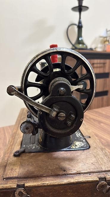 CD, DVD disklər və kassetlər: Antik mexaniki tikiş maşını – əl ilə fırladılan (kranklı) model — 6