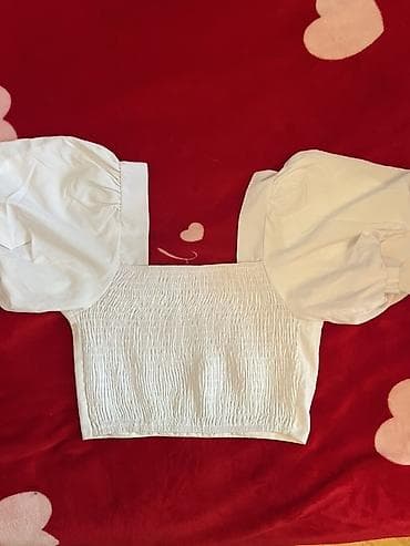 Ağ rəngli qısa top – kvadrat dekolte və həcimli puff qol detallı — 2