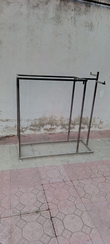 Metal konstruksiyalı bu paltar asqısı, mağazalar, butiklər və ya