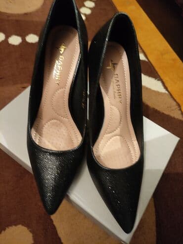 женские туфли с ремешком: Qadın klassik tufli – DAPHRY (Handmade) - Rəng: qara, xırda parıltılı — 1