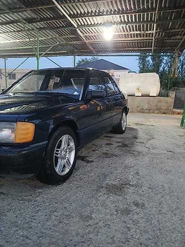 ceska fara: Mercedes-Benz W201 (190) sedan - Korpus: sedan, qara rəng - Kuzov — 2