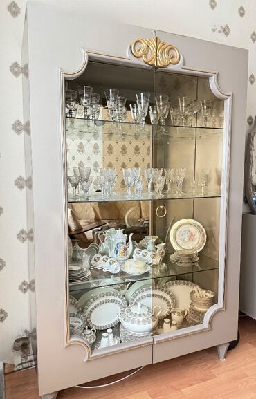 стол с зеркалом: Б/у, С зеркалом — 1