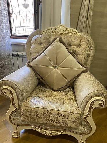divan parcaları: Klassik üslubda dəbdəbəli yumşaq mebel dəsti. Tərkibi: - 1 ədəd 3 — 1