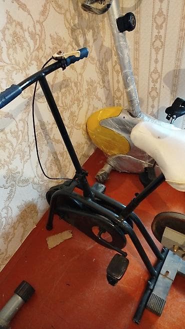 İki ədəd idman velosipedi. Birinin rəngi qara, o birinin isə gümüşü