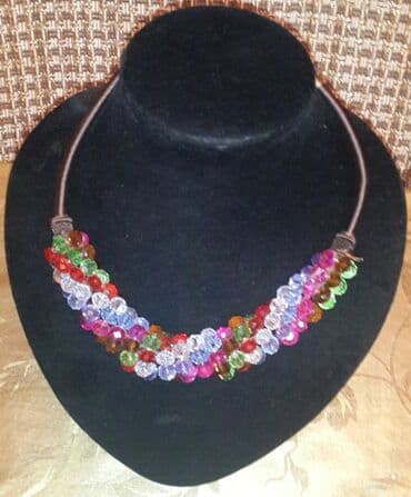 qiymətli daş adları: Açıq mavi rəngdə, çoxqatlı boyunbağı. Kiçik, fasetli muncuqlar zərif — 2