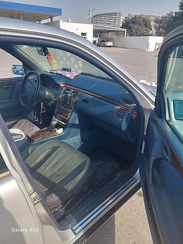 mitsubishi lancer evolution: Mercedes-Benz E‑Class W210 sedan - Kuzov: sedan, gümüşü rəng - — 5